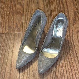 Jennifer Lopez gold pump size 7